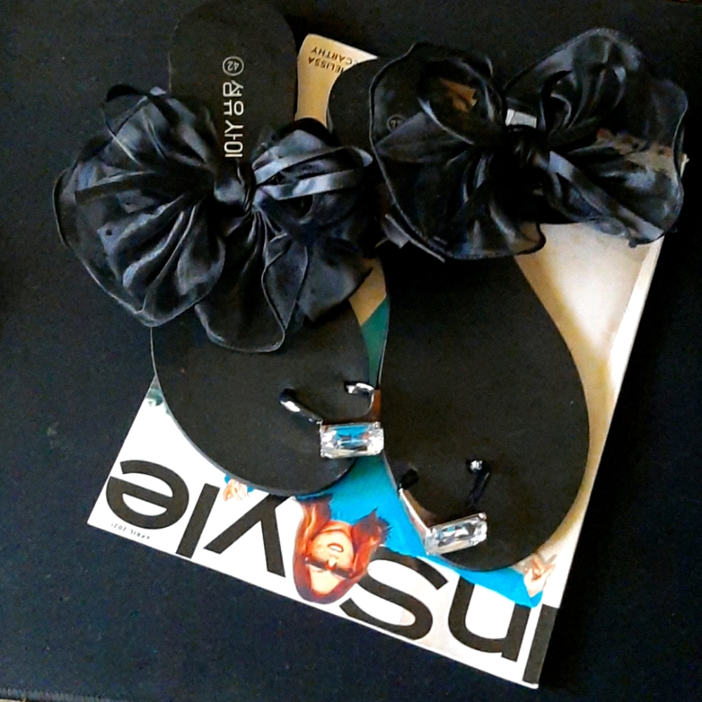 Toe ring sandals